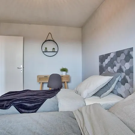 Urban Chic Cathedral View - Parking, Tram, 8 Min Center Apartment